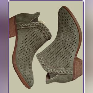 Earth Origins Peak Perry Cowhide suede Olive Size 8..  NIB Womens